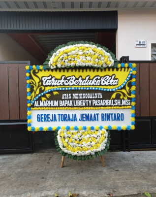 Papan Bunga Duka di Darat