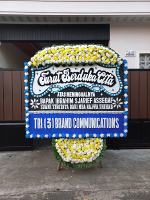 Papan Bunga Duka di Darat